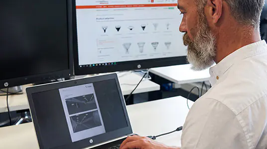 Mann arbeitet am Computer